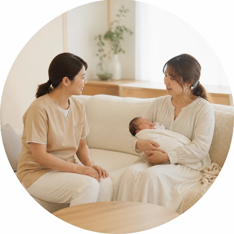 助産師がご自宅でお母さんの相談を聞き、赤ちゃんに寄り添う様子